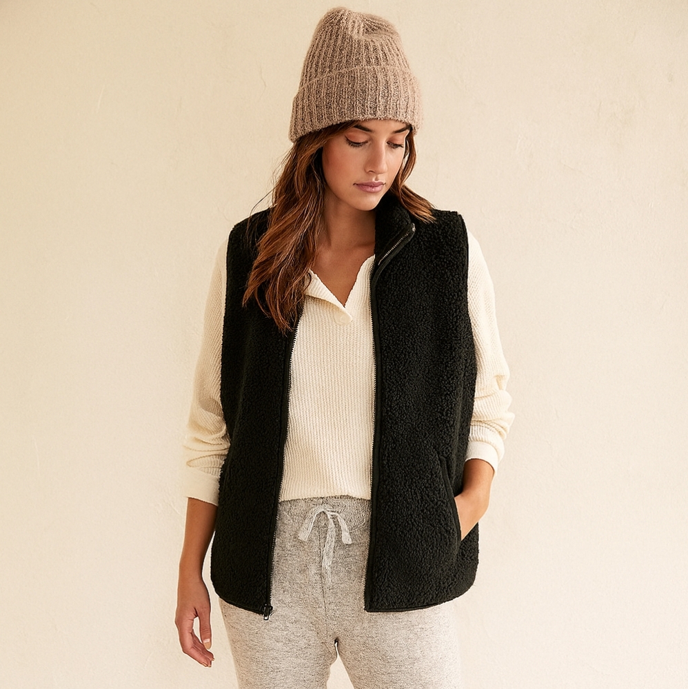 Old Navy Black Sherpa Fleece Full Zip Vest L NWT‎ Cozy Winter Layer